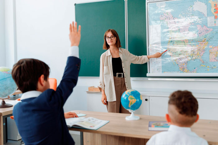 Mom Underestimates 24YO Teacher With No Kids, Demands That Principal Switch Her Daughter’s Class Mom Underestimates 24YO Teacher With No Kids, Demands That Principal Switch Her Daughter’s Class