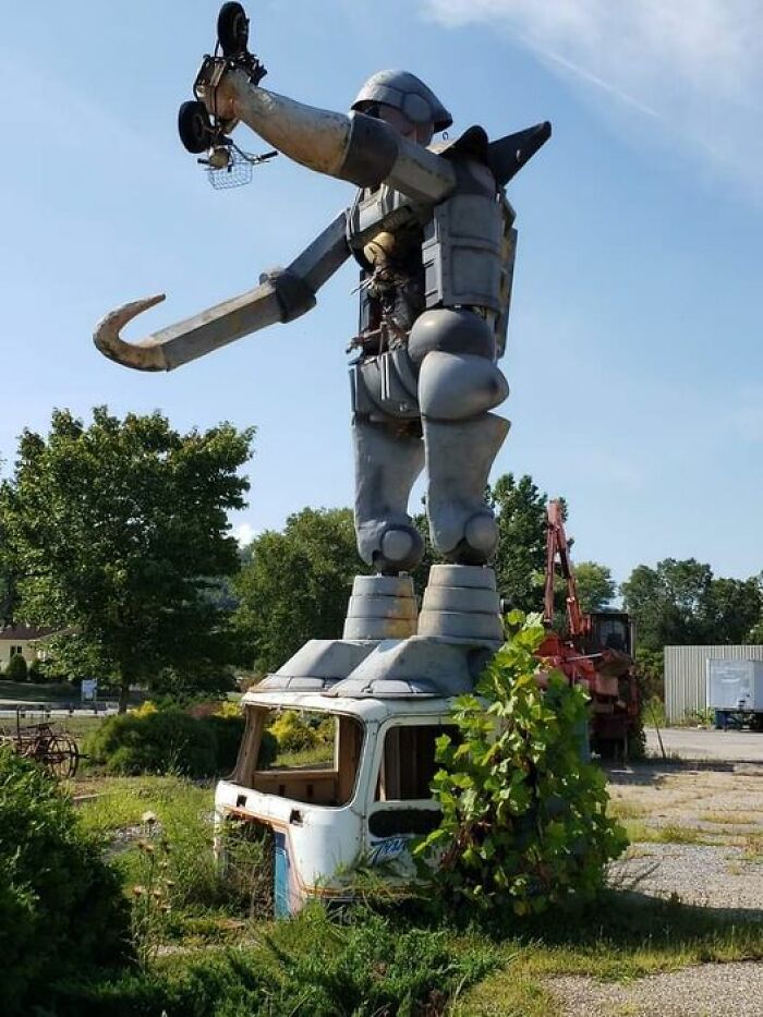 Junkman Statue In Buena Vista, Virginia