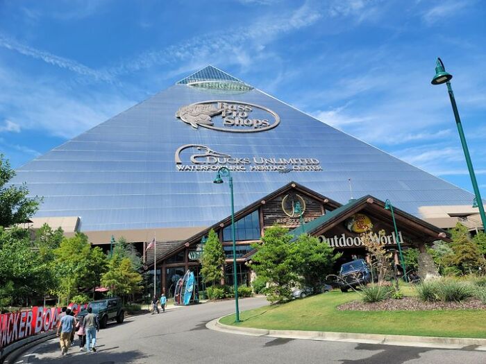 A Giant Pyramid On The Border Of Arkansas And Tennessee As You Are Crossing The Bridge Into Memphis. It's A Bass Pro Shop!!!! 🫨 And You Can Go Up To The Top