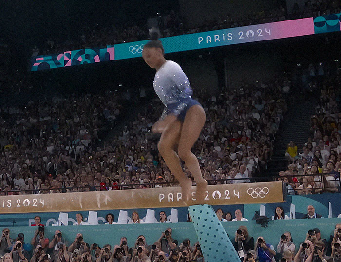 Suni Lee Wins Viral Olympic Trend By Making Fun Of Her Fall During Balance Beam Final Suni Lee Wins Viral Olympic Trend By Making Fun Of Her Fall During Balance Beam Final