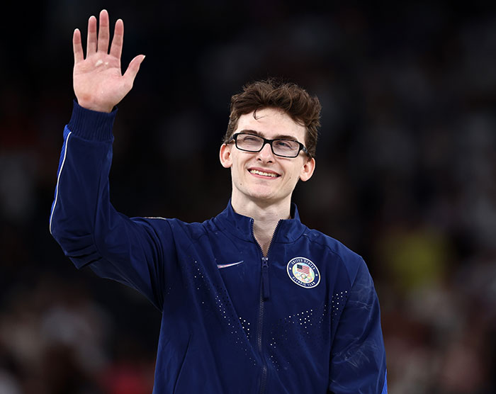 Nerdy Pommel Horse Guy’s Wholesome Interaction With Elmo Is Going Viral Nerdy Pommel Horse Guy’s Wholesome Interaction With Elmo Is Going Viral