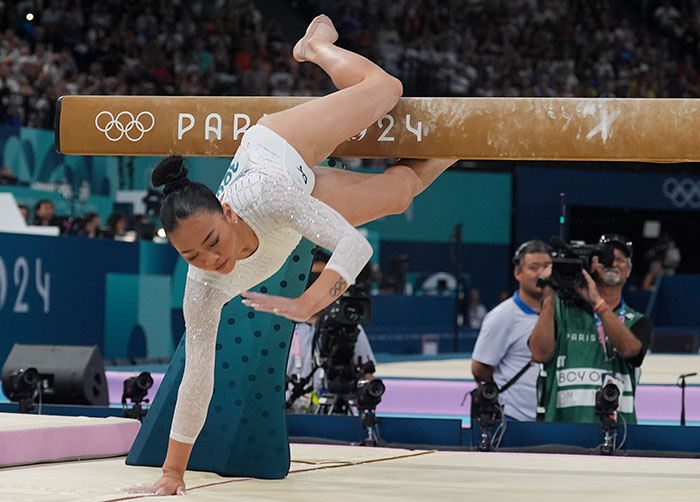 Suni Lee Wins Viral Olympic Trend By Making Fun Of Her Fall During Balance Beam Final Suni Lee Wins Viral Olympic Trend By Making Fun Of Her Fall During Balance Beam Final