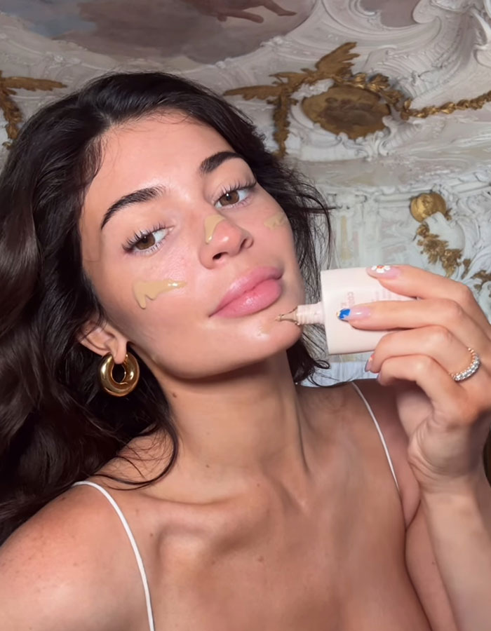 "She Looks 60!": Fans Don't Even Recognize Kylie Jenner In Her New 'Vogue' Cover Photo "She Looks 60!": Fans Don't Even Recognize Kylie Jenner In Her New 'Vogue' Cover Photo