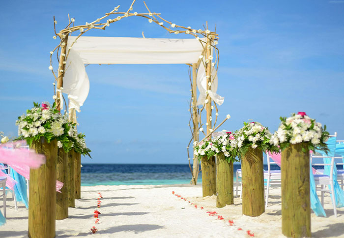 Bride Doesn&rsquo;t Bother To Inform Destination Wedding Guests About Change Of Plans, Aunt Is Furious