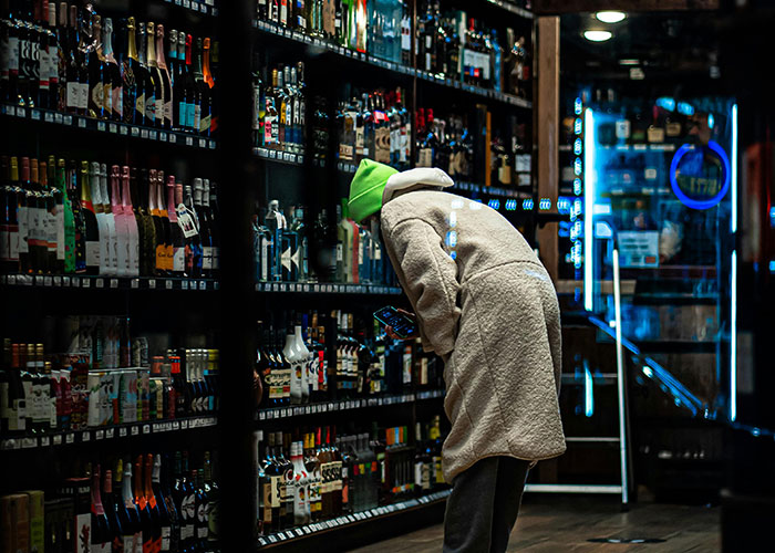 &ldquo;No ID, No Sale&rdquo;: Underage Guy Refused Alcohol, Gets Mommy To Teach Cashier A Lesson