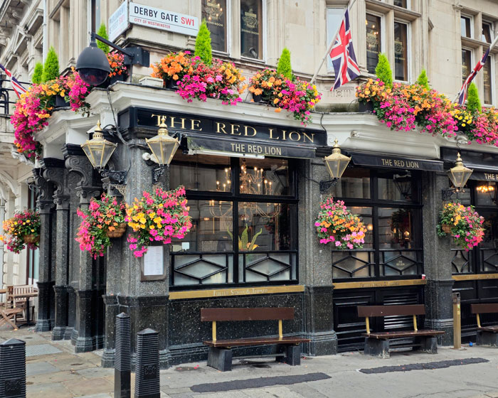 Drama Erupts As Woman &ldquo;Ruins&rdquo; Guy&rsquo;s Safe Space By Joining Trivia Night At Local Bar, He Storms Out