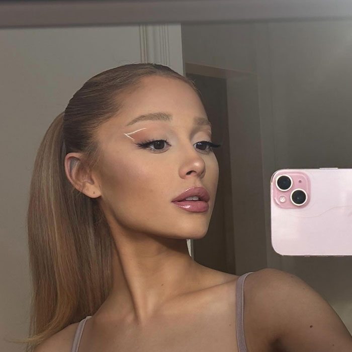 People Freak Out Over Ariana Grande&rsquo;s Chill Reaction After Eating Spicy Wings On 'Hot Ones'