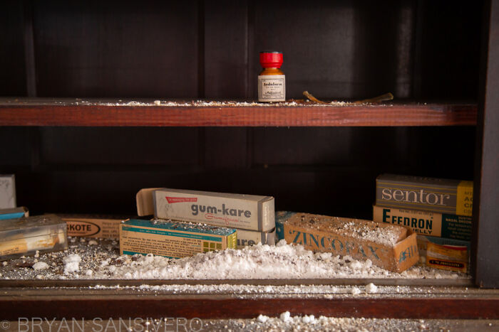 I Discovered A Pharmacy That Was Abandoned In The 1990s (15 Pics)