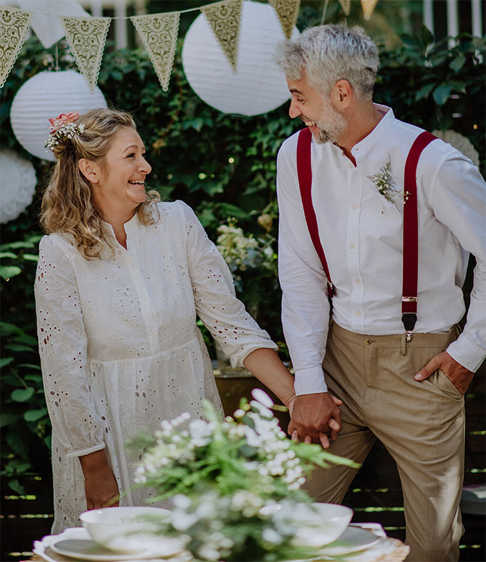 Parents Forget To Make Space For Their Youngest Daughter In Their Wedding, Get Publicly Shamed Parents Forget To Make Space For Their Youngest Daughter In Their Wedding, Get Publicly Shamed
