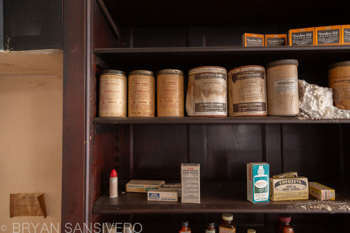 I Discovered A Pharmacy That Was Abandoned In The 1990s (15 Pics)