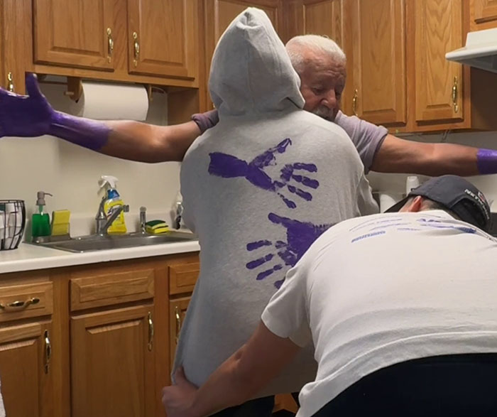 Grandpa Doesn’t Let Cancer Take His Spirit Away As Family Comes Up With A Perfect Way To Remember Him Grandpa Doesn’t Let Cancer Take His Spirit Away As Family Comes Up With A Perfect Way To Remember Him