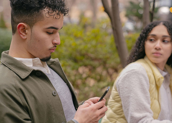 "Left Her Boyfriend To Be With Me": 50 Red Flags People Wouldn't Ignore In A Partner Again