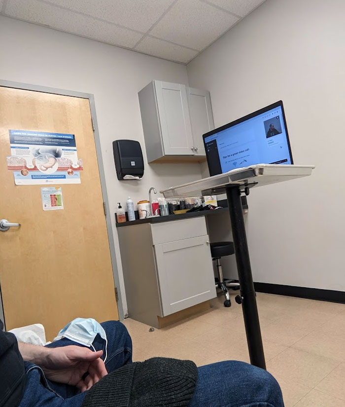 Conduje hasta un centro de urgencias para que me miraran la garganta, llegué a la sala de exploración y me enteré de que sólo pasaban consulta por videoconferencia cuando trajeron esto