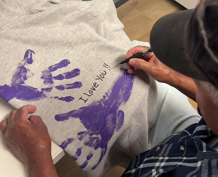 Grandpa Doesn’t Let Cancer Take His Spirit Away As Family Comes Up With A Perfect Way To Remember Him Grandpa Doesn’t Let Cancer Take His Spirit Away As Family Comes Up With A Perfect Way To Remember Him