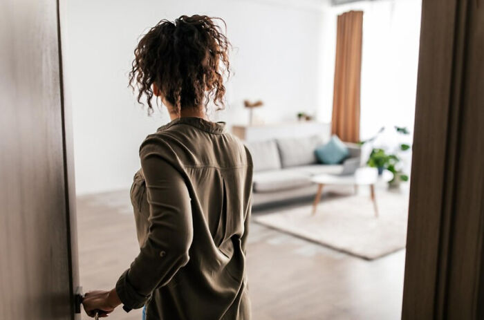 “Sniffing Rubbing Alcohol Gets Rid Of Nausea”: 50 Weird Life Hacks That Work For Some Reason