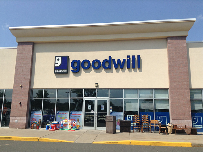 Crazy Goodwill Customer Explodes On Manager, Goes White As A Sheet When She Realizes Crazy Goodwill Customer Explodes On Manager, Goes White As A Sheet When She Realizes