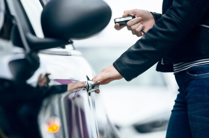 “Sniffing Rubbing Alcohol Gets Rid Of Nausea”: 50 Weird Life Hacks That Work For Some Reason