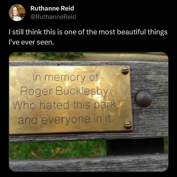 Plaque on a bench reads, "In memory of Roger Bucklesby. Who hated this park, and everyone in it." Hilarious millennial meme.