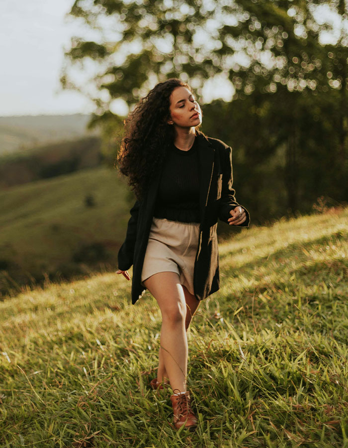 Gen Z Are Obsessed With Viral Trend Of “Silent Walking,” People Mock The Concept Gen Z Are Obsessed With Viral Trend Of “Silent Walking,” People Mock The Concept