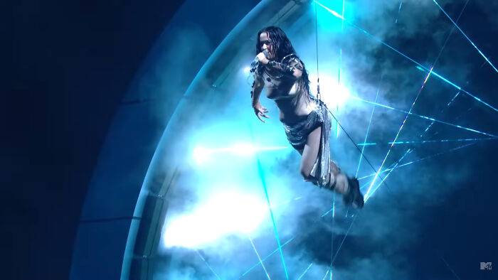 Orlando Bloom’s Confused Face During Katy Perry’s VMA Performance Has Fans In Stitches Orlando Bloom’s Confused Face During Katy Perry’s VMA Performance Has Fans In Stitches