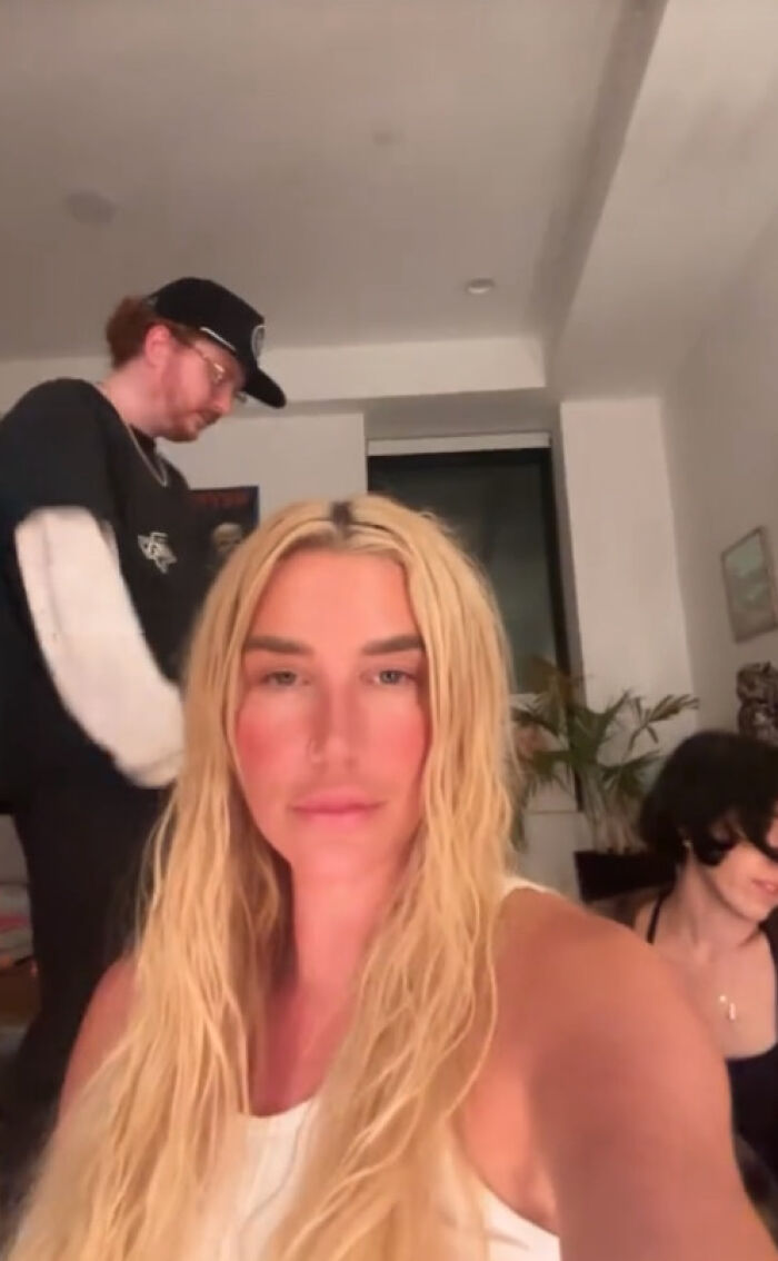 &ldquo;F--- P. Diddy&rdquo;: Kesha Changes Lyrics Of Song, Shows The Finger Following Rapper's Arrest