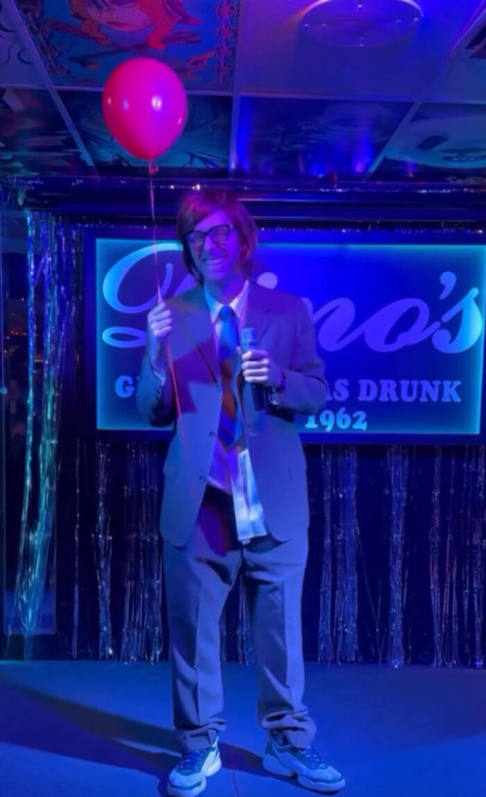 Coldplay’s Chris Martin Goes Undercover As A Silly Tourist And Sings Karaoke At A Las Vegas Bar Coldplay’s Chris Martin Goes Undercover As A Silly Tourist And Sings Karaoke At A Las Vegas Bar