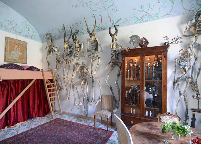 Looking For Somewhere To Stay On Airbnb And Found This House Of Nope
