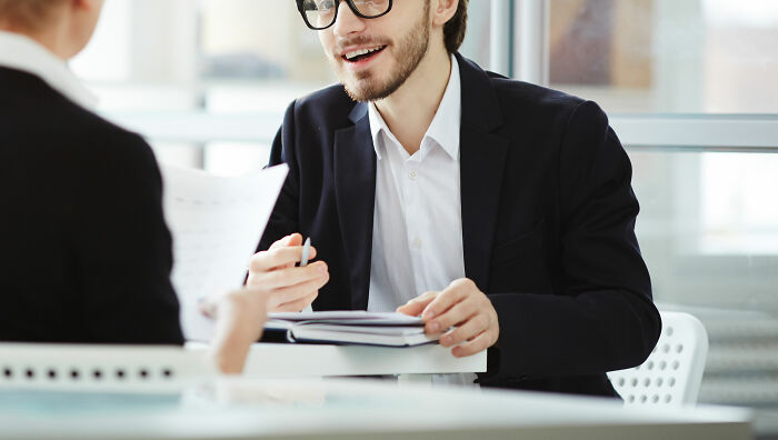 “Leave Immediately”: 30 Netizens Discuss Red Flags To Be Aware Of When Attending A Job Interview