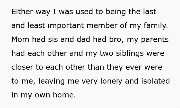 Parents Forget To Make Space For Their Youngest Daughter In Their Wedding, Get Publicly Shamed Parents Forget To Make Space For Their Youngest Daughter In Their Wedding, Get Publicly Shamed