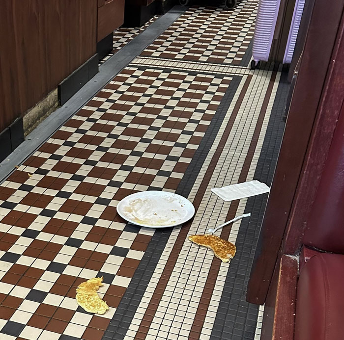 At The BWI Airport. Rude Couple Knocked Their Plate Off Table While Leaving And Didn’t Pick It Up