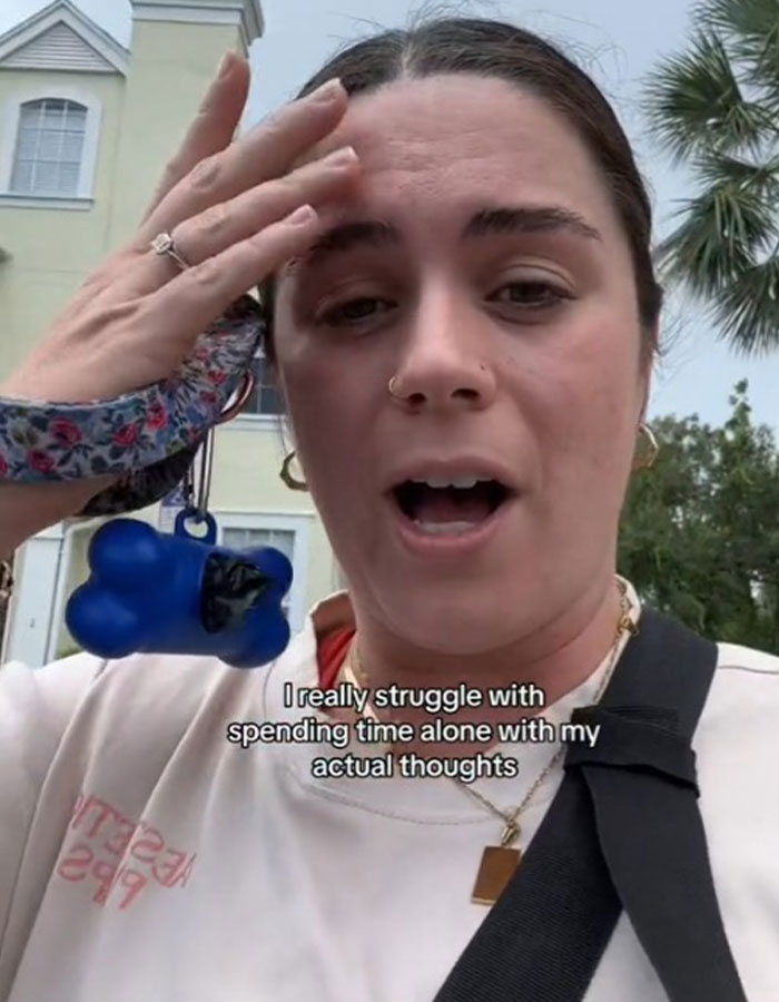 Gen Z Are Obsessed With Viral Trend Of “Silent Walking,” People Mock The Concept Gen Z Are Obsessed With Viral Trend Of “Silent Walking,” People Mock The Concept