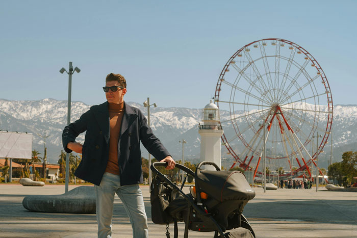 Parents Mindlessly Abandon 5YO To Go On Carnival Ride, Upstanding Stranger Goes To Protect Her