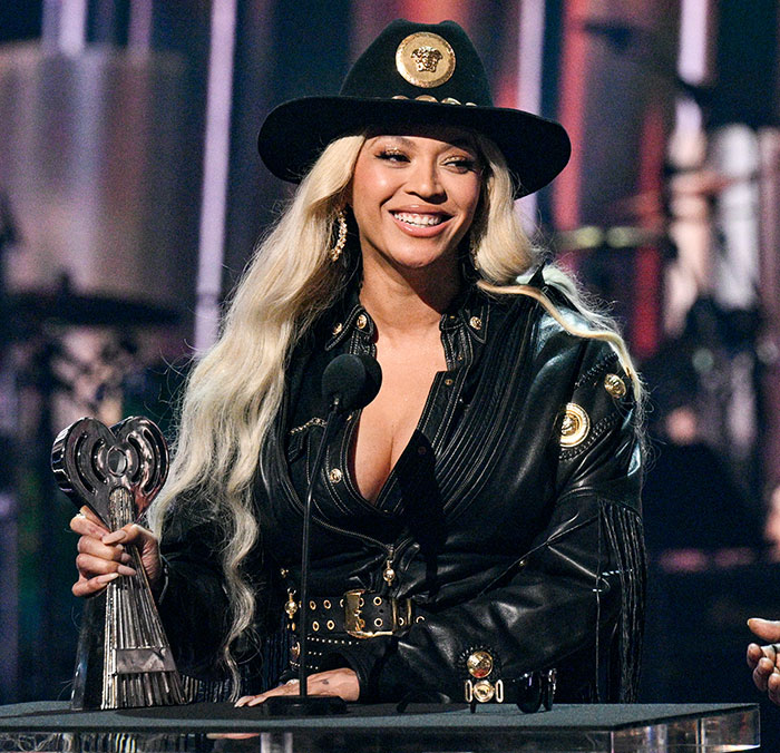 Dolly Parton Says She'd Duet With Beyonc&eacute; Live, But Defends The CMA Awards After Nomination Snub