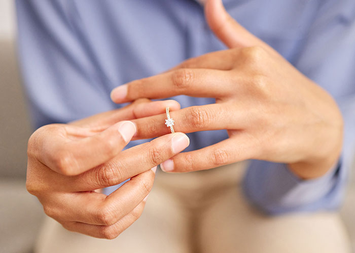 Cheating Man Goes On A Business Trip, Returns Home To An Empty House After Fiancée Finds Out Cheating Man Goes On A Business Trip, Returns Home To An Empty House After Fiancée Finds Out