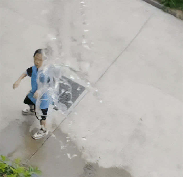 Netizens Praise Mom For Pouring Water On Son After His Pranks On Classmates Go Too Far