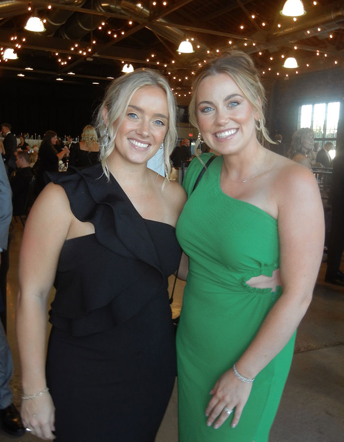 Woman Horrified To Realize Her Bridesmaid Dress Was On Backward “All Day” Woman Horrified To Realize Her Bridesmaid Dress Was On Backward “All Day”