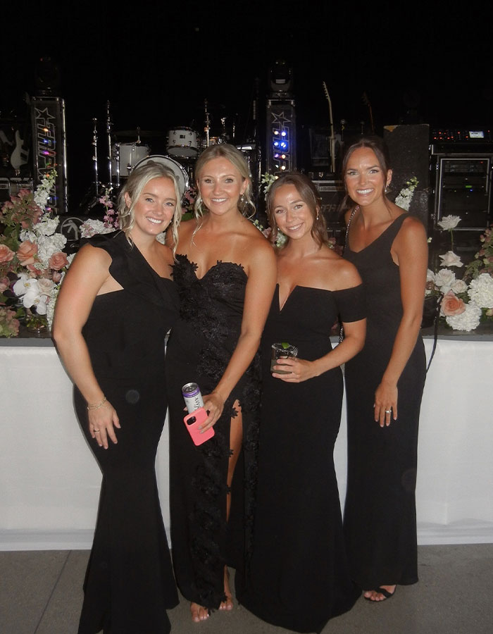 Woman Horrified To Realize Her Bridesmaid Dress Was On Backward “All Day” Woman Horrified To Realize Her Bridesmaid Dress Was On Backward “All Day”