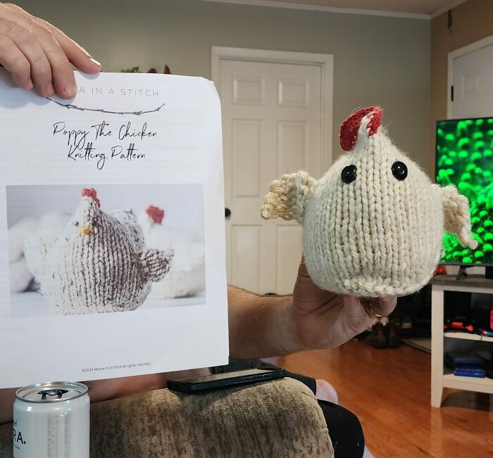 Estaba muy emocionada con este horrible pollo que hice. Probé el patrón del pollo Poppy. Mi marido dice que es su primo chungo