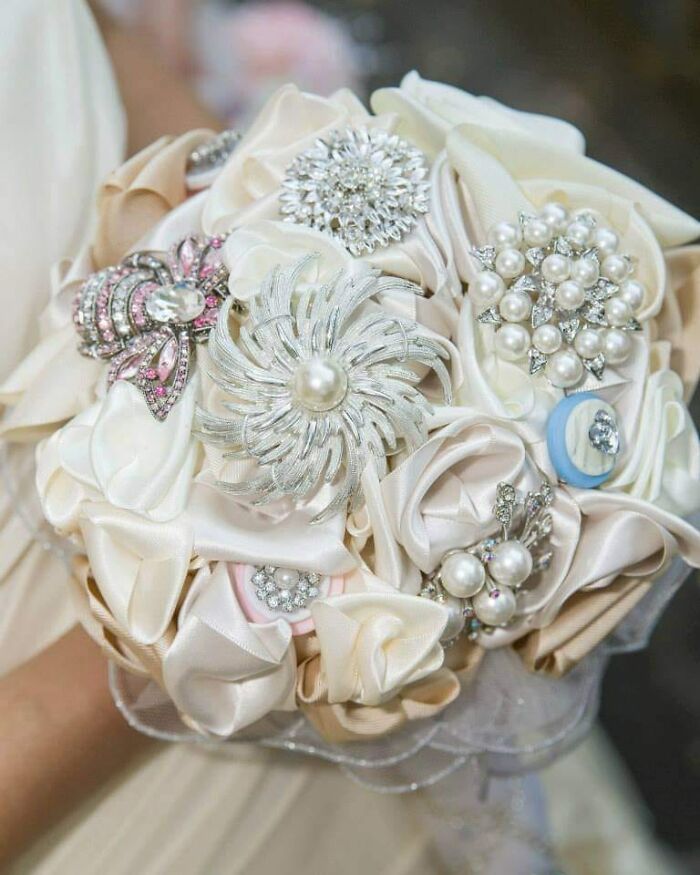 Sin vergüenza, pasé un montón de horas haciendo mi ramo de novia, tengo que decir que estaba bastante orgullosa de mis esfuerzos, ¿qué os parece?.