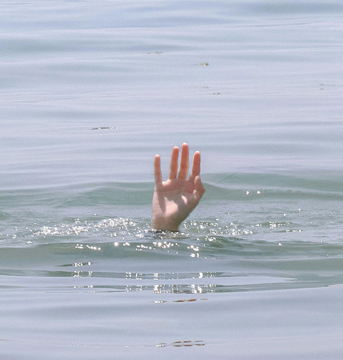 Government Official Drowns After Diver Waits For Money Transfer Instead Of Rescuing Him