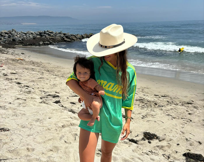 Netizens Put Mom On Blast After She Reveals She Puts Her Baby In Shower While Traveling Netizens Put Mom On Blast After She Reveals She Puts Her Baby In Shower While Traveling