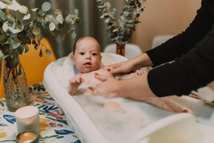 Netizens Put Mom On Blast After She Reveals She Puts Her Baby In Shower While Traveling Netizens Put Mom On Blast After She Reveals She Puts Her Baby In Shower While Traveling