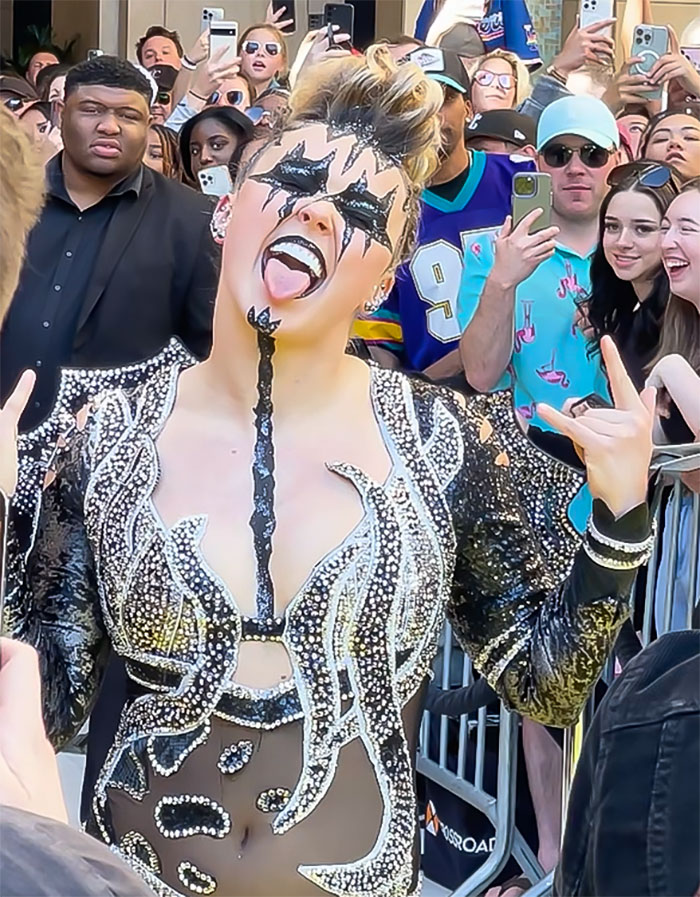 &ldquo;She Has Really Lost Her Ways&rdquo;: JoJo Siwa Has A Bulge In New Magazine Cover