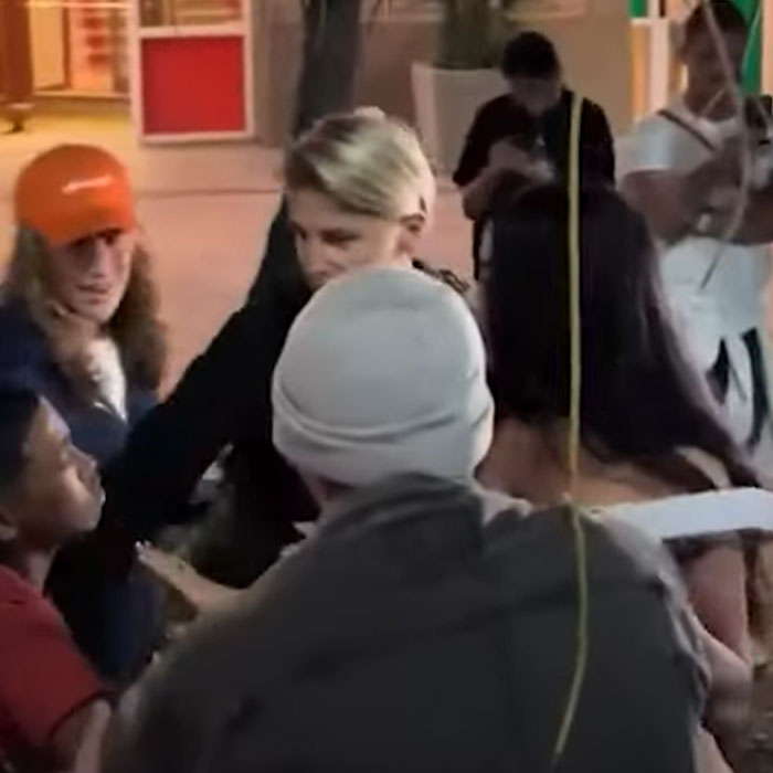 "Queen!": Fans Praise Katy Perry's Reaction After Young Fan Violently Grabbed Her From Behind