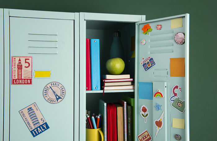 Teacher Introduces Students To A &ldquo;Care Closet&rdquo; From Which They Can Take What They Need Shamelessly