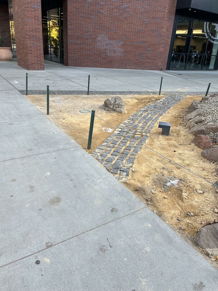 La han aceptado y pavimentado