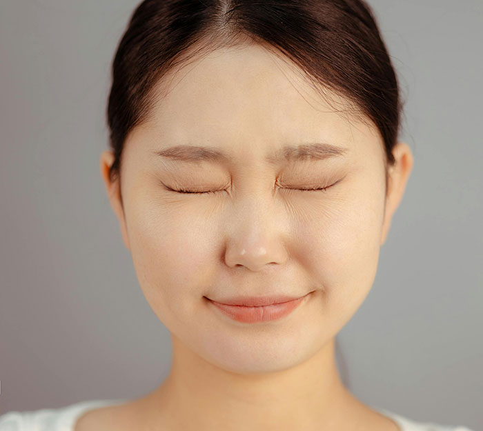 "What Minor Things Are Very Attractive On Women, But They Never Seem To Realize It?" (30 Answers)