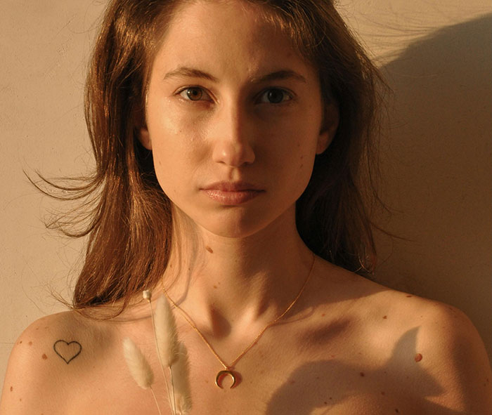 Young woman with natural beauty and subtle details, highlighting minor attractive features often unnoticed on women.