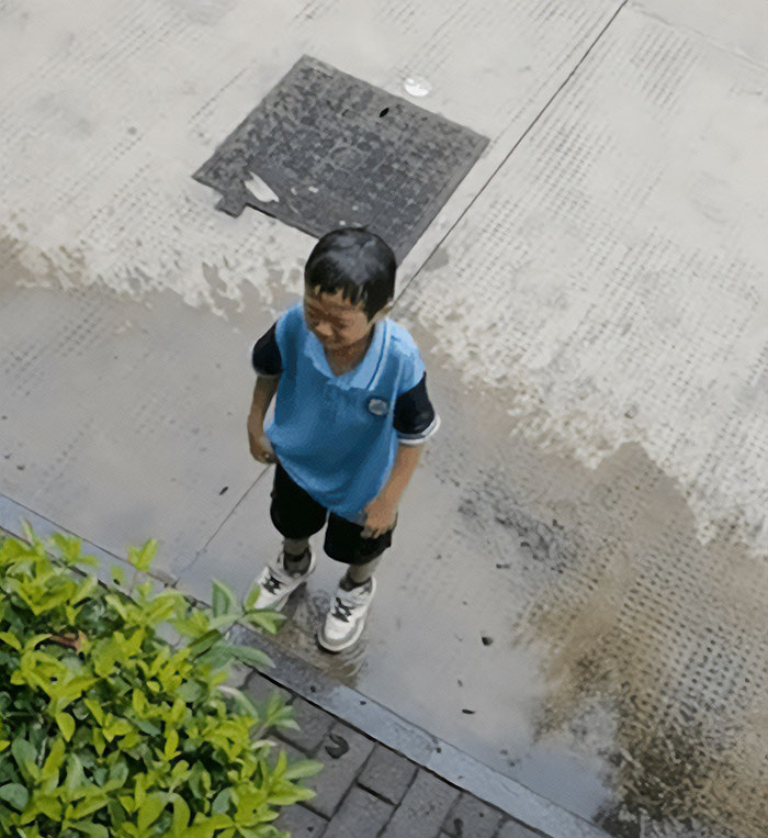 Netizens Praise Mom For Pouring Water On Son After His Pranks On Classmates Go Too Far