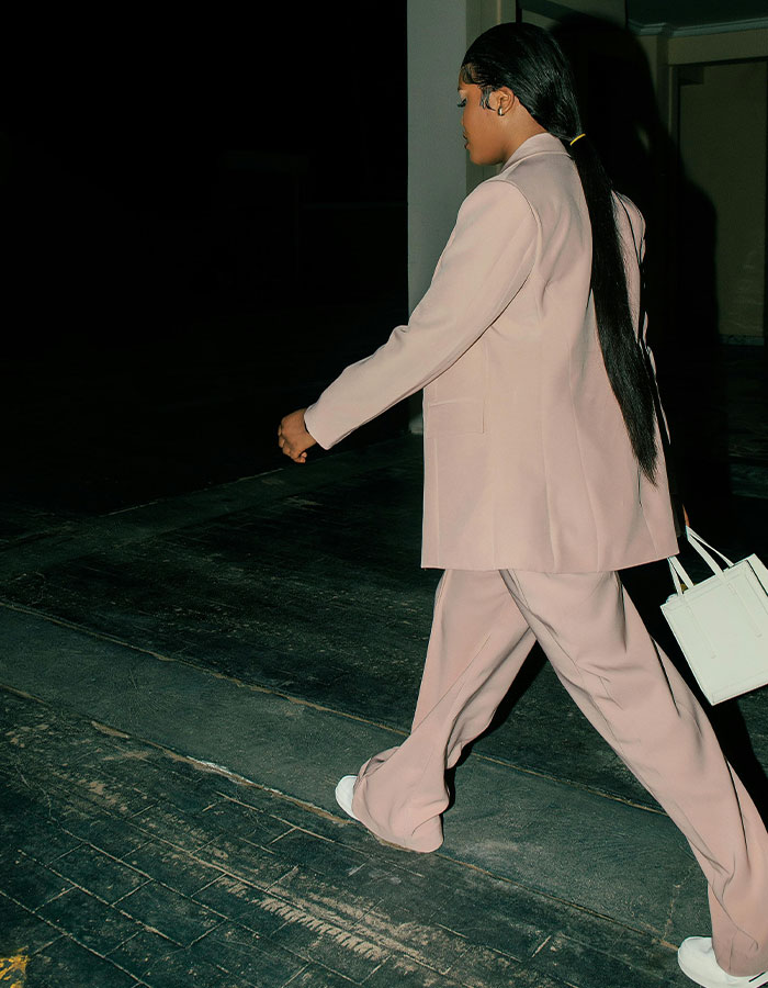 Gen Z Are Obsessed With Viral Trend Of “Silent Walking,” People Mock The Concept Gen Z Are Obsessed With Viral Trend Of “Silent Walking,” People Mock The Concept